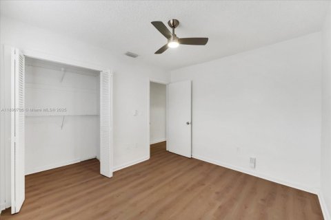 Casa en alquiler en Miami, Florida, 4 dormitorios, 164.16 m2 № 1943473 - foto 12