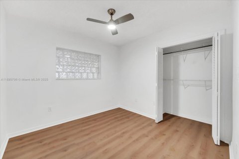 Casa en alquiler en Miami, Florida, 4 dormitorios, 164.16 m2 № 1943473 - foto 17
