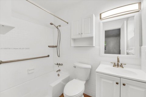 Casa en alquiler en Miami, Florida, 4 dormitorios, 164.16 m2 № 1943473 - foto 21