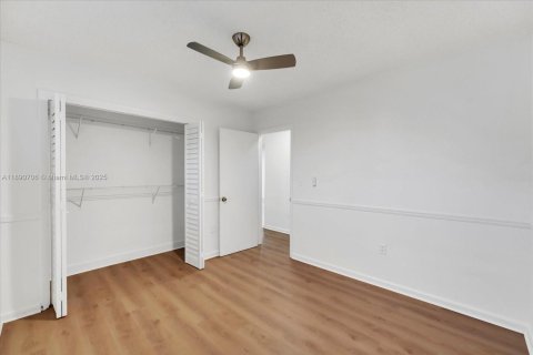 Casa en alquiler en Miami, Florida, 4 dormitorios, 164.16 m2 № 1943473 - foto 16