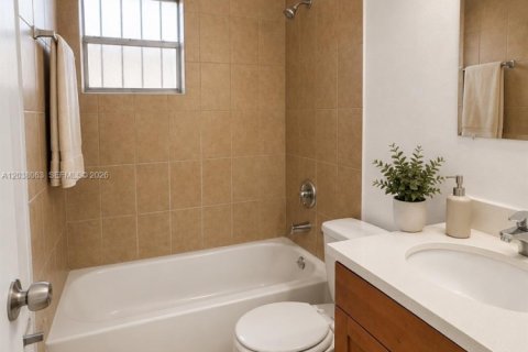 House in Miami, Florida 2 bedrooms, 136.94 sq.m. № 2087966 - photo 6