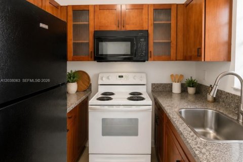 House in Miami, Florida 2 bedrooms, 136.94 sq.m. № 2087966 - photo 7
