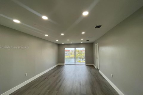 Condo in Sunrise, Florida, 2 bedrooms  № 1772539 - photo 3