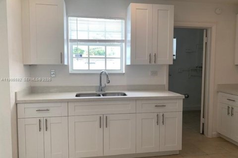 Casa en venta en Lauderhill, Florida, 3 dormitorios, 145.39 m2 № 2048370 - foto 12