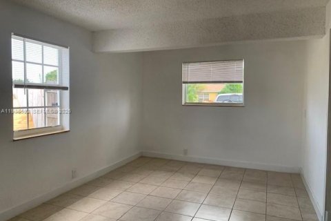 Casa en venta en Lauderhill, Florida, 3 dormitorios, 145.39 m2 № 2048370 - foto 2