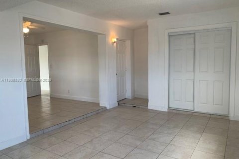 Casa en venta en Lauderhill, Florida, 3 dormitorios, 145.39 m2 № 2048370 - foto 4