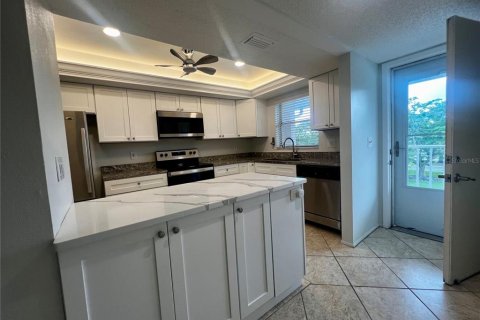 Condo in Sarasota, Florida, 2 bedrooms  № 2227050 - photo 3
