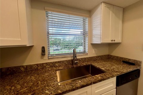 Condo in Sarasota, Florida, 2 bedrooms  № 2227050 - photo 5