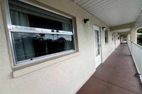 Condo in Sarasota, Florida, 2 bedrooms  № 2227050 - photo 2