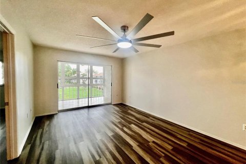 Condo in Sarasota, Florida, 2 bedrooms  № 2227050 - photo 11