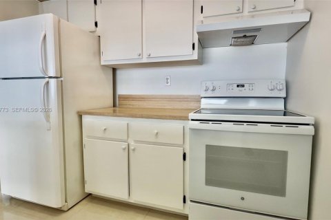 Condo in North Bay Village, Florida, 2 bedrooms  № 2053054 - photo 4