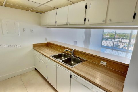 Condo in North Bay Village, Florida, 2 bedrooms  № 2053054 - photo 5