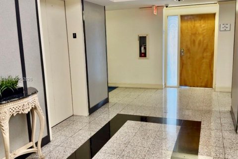 Condo in North Bay Village, Florida, 2 bedrooms  № 2053054 - photo 15