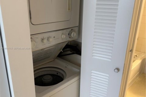 Condo in North Bay Village, Florida, 2 bedrooms  № 2053054 - photo 11