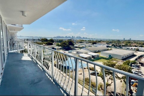 Condo in North Bay Village, Florida, 2 bedrooms  № 2053054 - photo 12