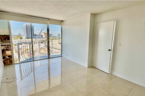 Condo in North Bay Village, Florida, 2 bedrooms  № 2053054 - photo 9