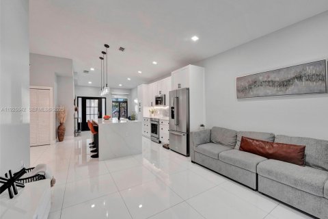House in Hialeah, Florida 3 bedrooms, 130.25 sq.m. № 1985827 - photo 14