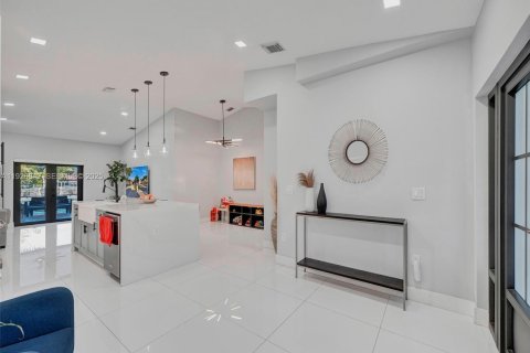 House in Hialeah, Florida 3 bedrooms, 130.25 sq.m. № 1985827 - photo 6