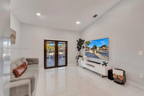 House in Hialeah, Florida 3 bedrooms, 130.25 sq.m. № 1985827 - photo 11