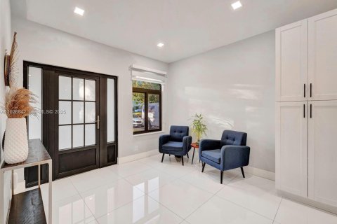 House in Hialeah, Florida 3 bedrooms, 130.25 sq.m. № 1985827 - photo 9