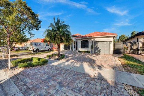 House in Hialeah, Florida 3 bedrooms, 130.25 sq.m. № 1985827 - photo 2