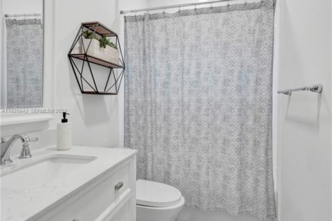 House in Hialeah, Florida 3 bedrooms, 130.25 sq.m. № 1985827 - photo 26