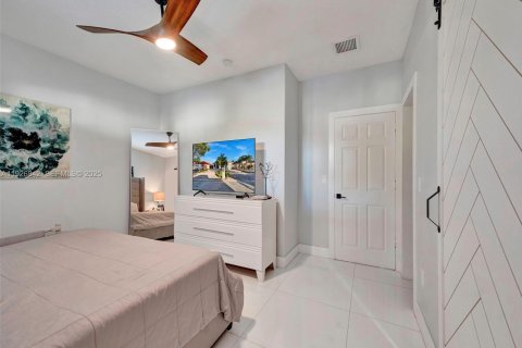 House in Hialeah, Florida 3 bedrooms, 130.25 sq.m. № 1985827 - photo 29