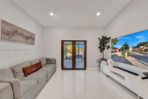 House in Hialeah, Florida 3 bedrooms, 130.25 sq.m. № 1985827 - photo 12