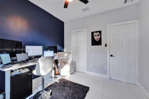 House in Hialeah, Florida 3 bedrooms, 130.25 sq.m. № 1985827 - photo 24