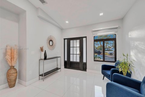 House in Hialeah, Florida 3 bedrooms, 130.25 sq.m. № 1985827 - photo 8