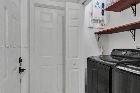 House in Hialeah, Florida 3 bedrooms, 130.25 sq.m. № 1985827 - photo 22