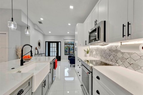 House in Hialeah, Florida 3 bedrooms, 130.25 sq.m. № 1985827 - photo 21