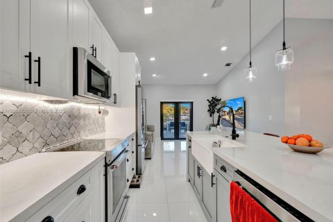 House in Hialeah, Florida 3 bedrooms, 130.25 sq.m. № 1985827 - photo 18