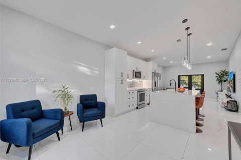 House in Hialeah, Florida 3 bedrooms, 130.25 sq.m. № 1985827 - photo 7