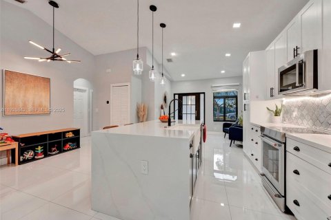 House in Hialeah, Florida 3 bedrooms, 130.25 sq.m. № 1985827 - photo 20