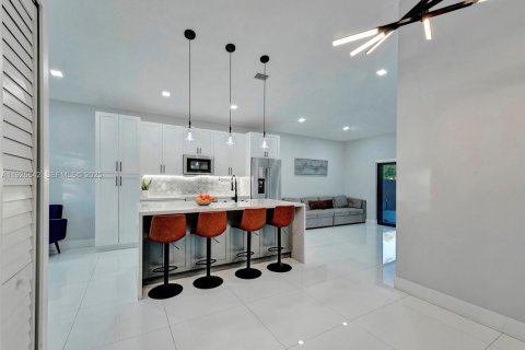 House in Hialeah, Florida 3 bedrooms, 130.25 sq.m. № 1985827 - photo 17