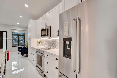 House in Hialeah, Florida 3 bedrooms, 130.25 sq.m. № 1985827 - photo 19