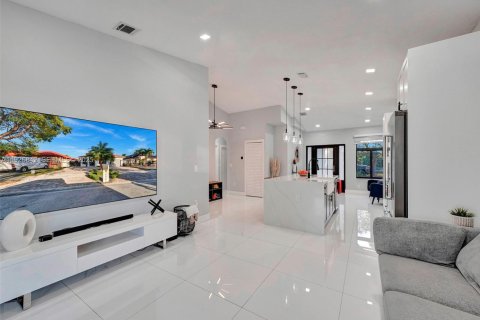 House in Hialeah, Florida 3 bedrooms, 130.25 sq.m. № 1985827 - photo 13