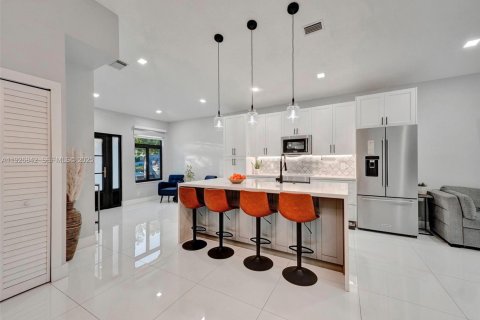 House in Hialeah, Florida 3 bedrooms, 130.25 sq.m. № 1985827 - photo 16