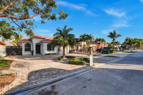 House in Hialeah, Florida 3 bedrooms, 130.25 sq.m. № 1985827 - photo 4