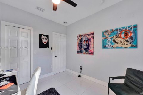 House in Hialeah, Florida 3 bedrooms, 130.25 sq.m. № 1985827 - photo 25