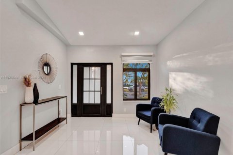 House in Hialeah, Florida 3 bedrooms, 130.25 sq.m. № 1985827 - photo 5