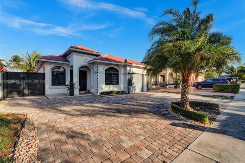 House in Hialeah, Florida 3 bedrooms, 130.25 sq.m. № 1985827 - photo 1