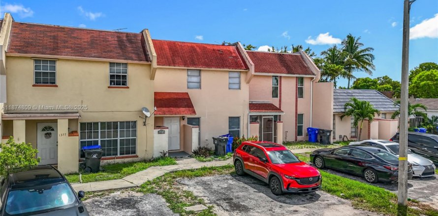 House in North Lauderdale, Florida 4 bedrooms, 142.33 sq.m. № 1926262