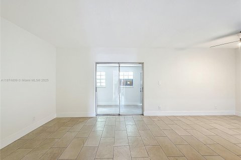 House in North Lauderdale, Florida 4 bedrooms, 142.33 sq.m. № 1926262 - photo 17