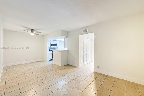 House in North Lauderdale, Florida 4 bedrooms, 142.33 sq.m. № 1926262 - photo 19