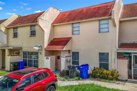 House in North Lauderdale, Florida 4 bedrooms, 142.33 sq.m. № 1926262 - photo 10