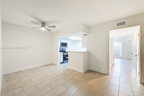 House in North Lauderdale, Florida 4 bedrooms, 142.33 sq.m. № 1926262 - photo 20