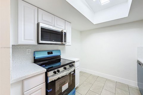 House in North Lauderdale, Florida 4 bedrooms, 142.33 sq.m. № 1926262 - photo 24