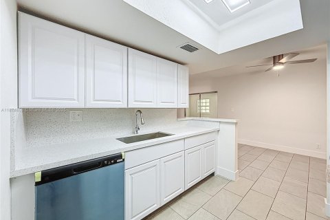 House in North Lauderdale, Florida 4 bedrooms, 142.33 sq.m. № 1926262 - photo 26